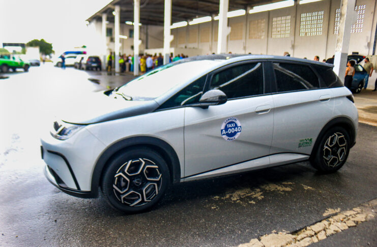 Carregar o carro elétrico todo dia estraga a bateria? Saiba quais são os mitos e verdades