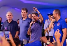 Elinaldo reúne multidão em Camaçari e reforça protagonismo da oposição ao lado de ACM Neto