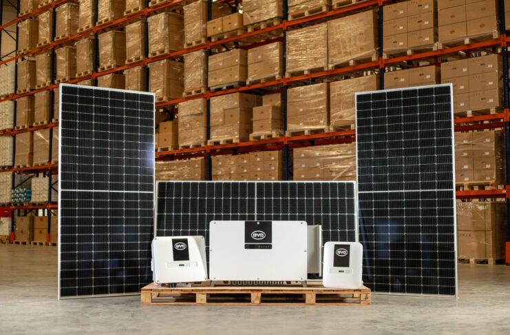 Da garagem ao telhado: BYD democratiza energia limpa com venda de kits solares nas concessionárias
