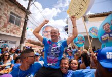 Elinaldo arrasta multidão em Camaçari e acende alerta da base governista nos desfiles de 7 de setembro