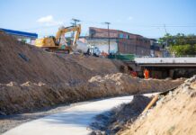Obras de macrodrenagem da Bacia do Rio Camaçari entram em nova fase com instalação de paredes pré-moldadas