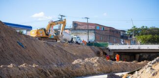 Obras de macrodrenagem da Bacia do Rio Camaçari entram em nova fase com instalação de paredes pré-moldadas
