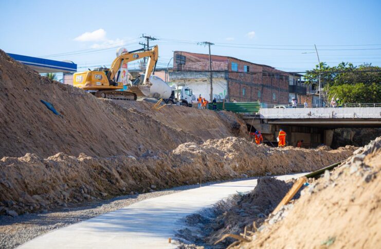 Obras de macrodrenagem da Bacia do Rio Camaçari entram em nova fase com instalação de paredes pré-moldadas
