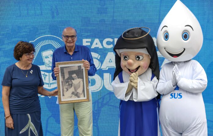 Inauguração da Faculdade Santa Dulce (2) - Drauzio Varella recebe presente