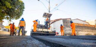 Obra da nova Avenida Acajutiba avança com recapeamento asfáltico